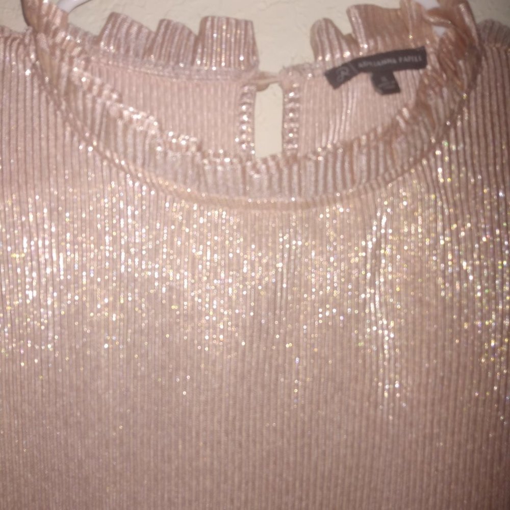 Metallic pink ruffled sleeveless shirt